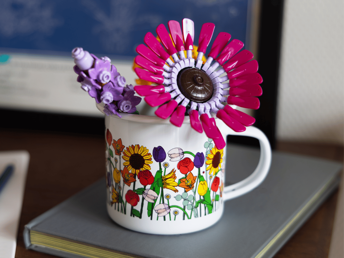 LEGO anunță o cană multifuncțională pentru colecția Botanicals, disponibilă prin programul Insiders