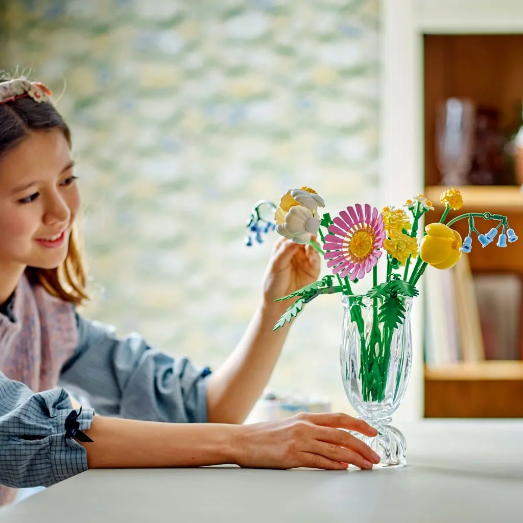 Detalii noi despre noile seturi LEGO Botanicals și decoruri festive pregătite pentru 2026