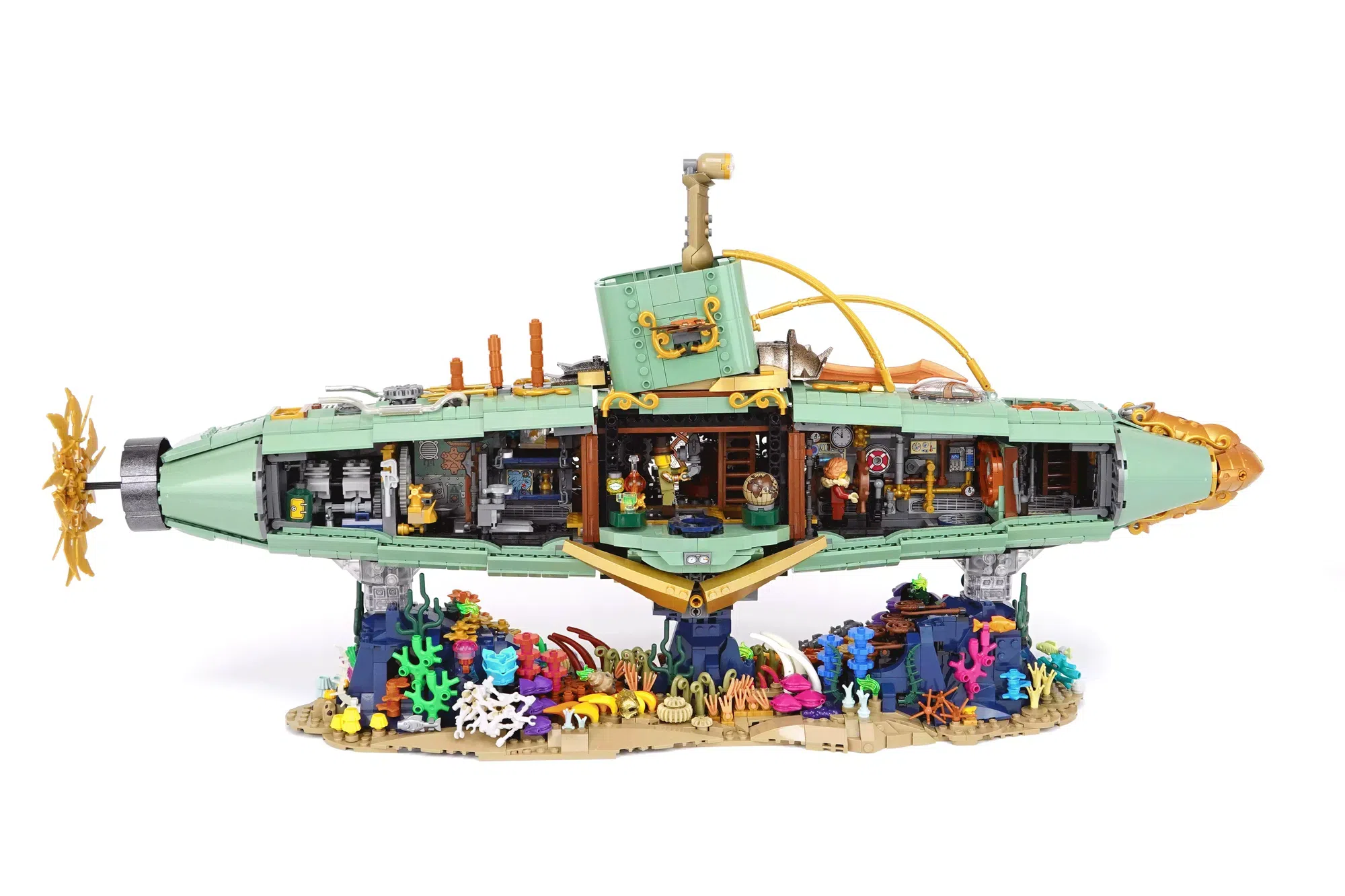 Detalii despre noul proiect Motorised Steampunk Submarine care a cucerit platforma LEGO Ideas