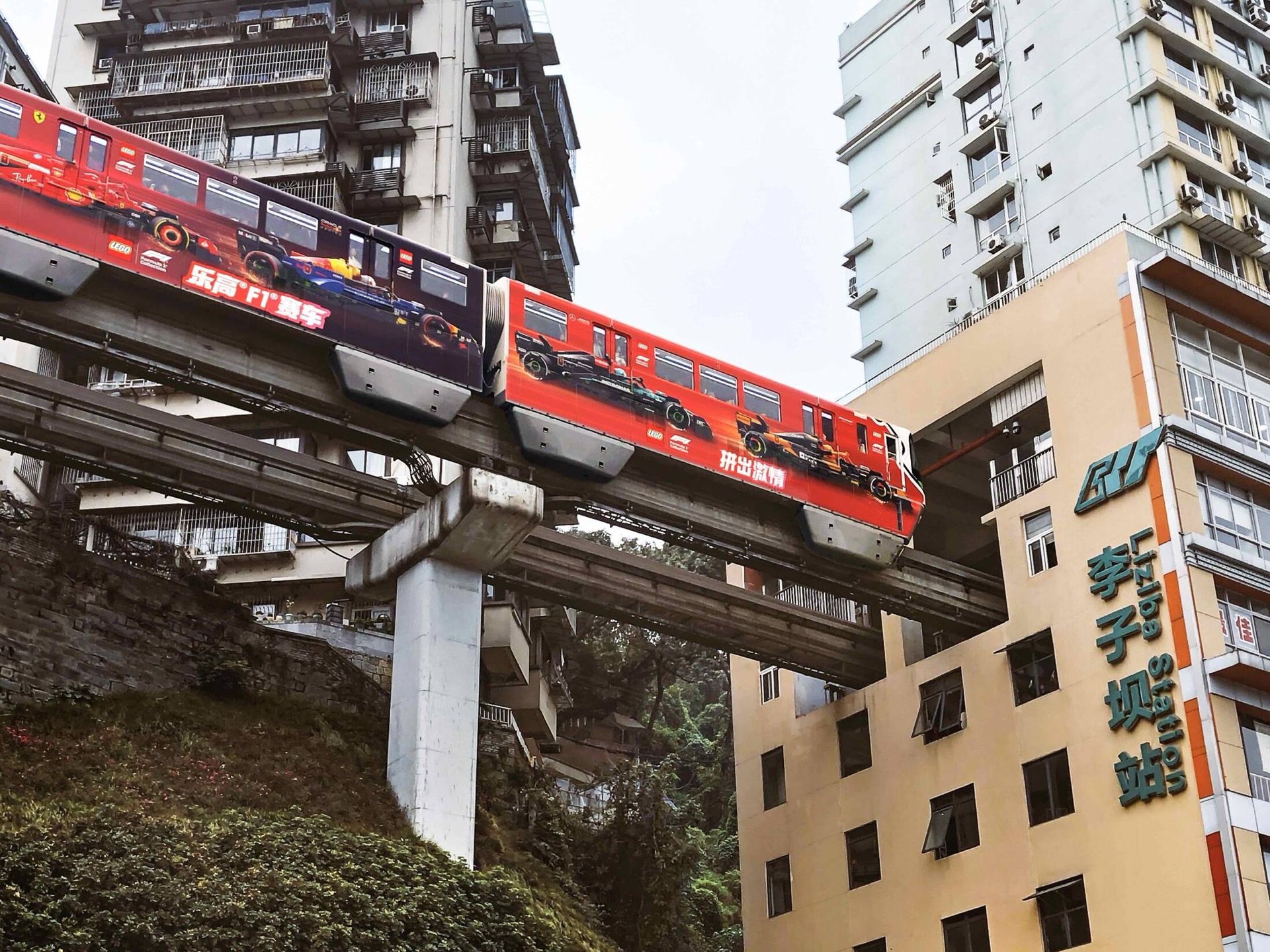 LEGO transformă metroul din Shanghai într-o pistă de Formula 1 spectaculoasă