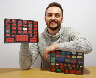 Evoluția fascinantă a cărămizii 2x4: O incursiune în istoria LEGO prin proiectul Bricks On Display 2.0