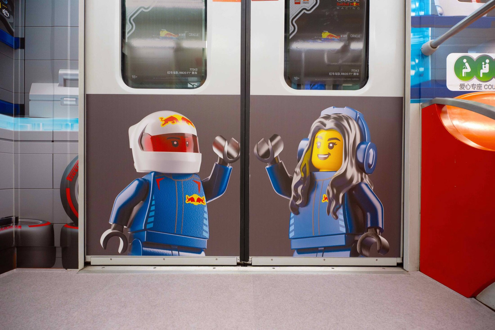 LEGO transformă metroul din Shanghai într-o pistă de Formula 1 spectaculoasă
