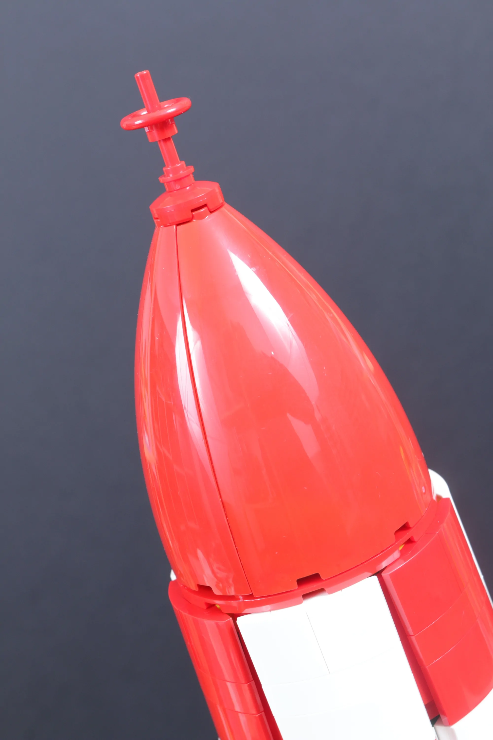 LEGO lansează spectaculosul set 21367 Tintin Moon Rocket: O colaborare plină de detalii fascinante cu universul lui Hergé