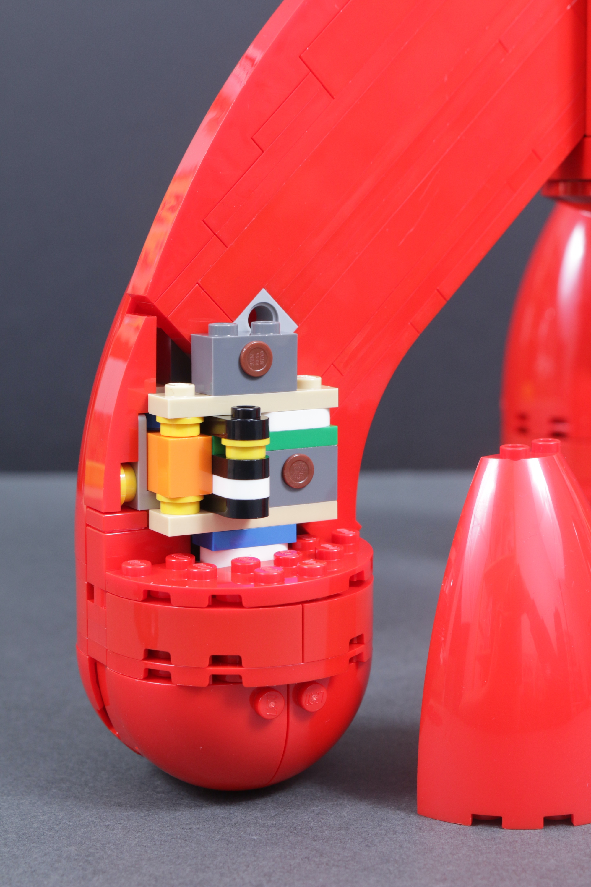 LEGO lansează spectaculoasa rachetă Tintin Moon Rocket: O incursiune în culisele designului complex