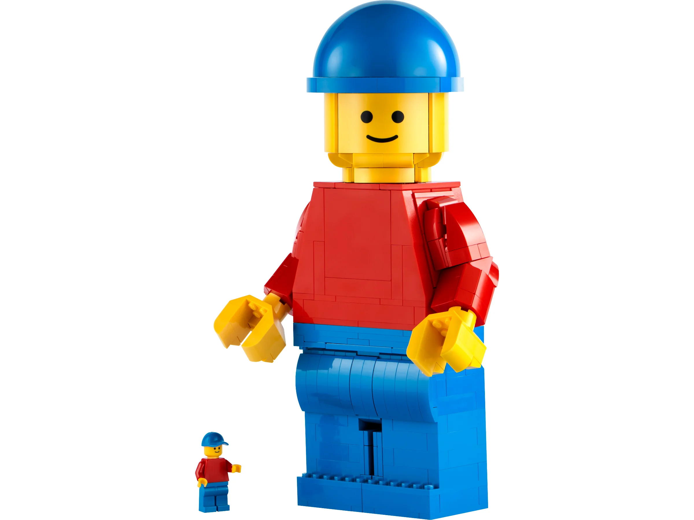 Imagine cu minifigurina LEGO mărită, lângă o minifigurină normală, pe fundal alb. Dimensiuni contrastante.