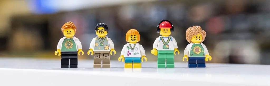 LEGO anunță piese noi pentru stațiile Build a Minifigure din aprilie 2026: Detalii despre personajele incluzive și accesorii rare