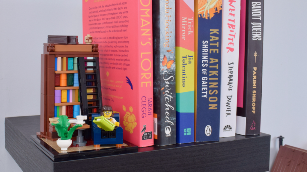 Detalii noi despre viitorul set LEGO Book Nook: O incursiune fascinantă în lumea lecturii prin intermediul cărămizilor