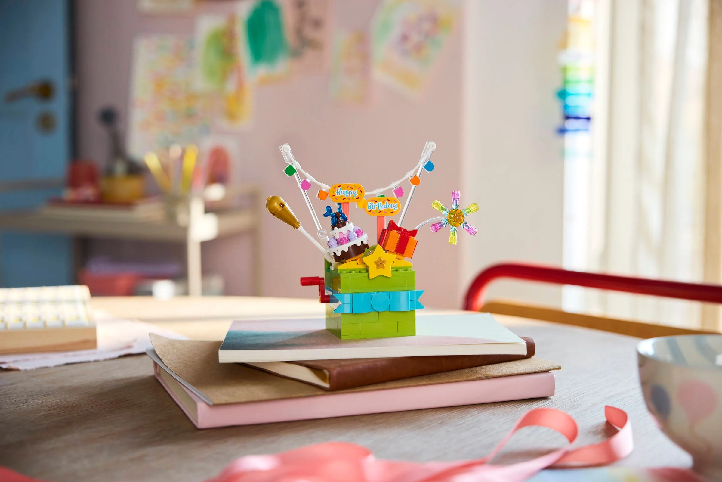 Cutie cadou LEGO de aniversare cu tort, cadouri și decorațiuni.