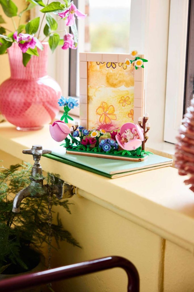 LEGO lansează 40916 Floral Picture Frame: O nouă piesă de decor spectaculoasă în colecția Botanicals