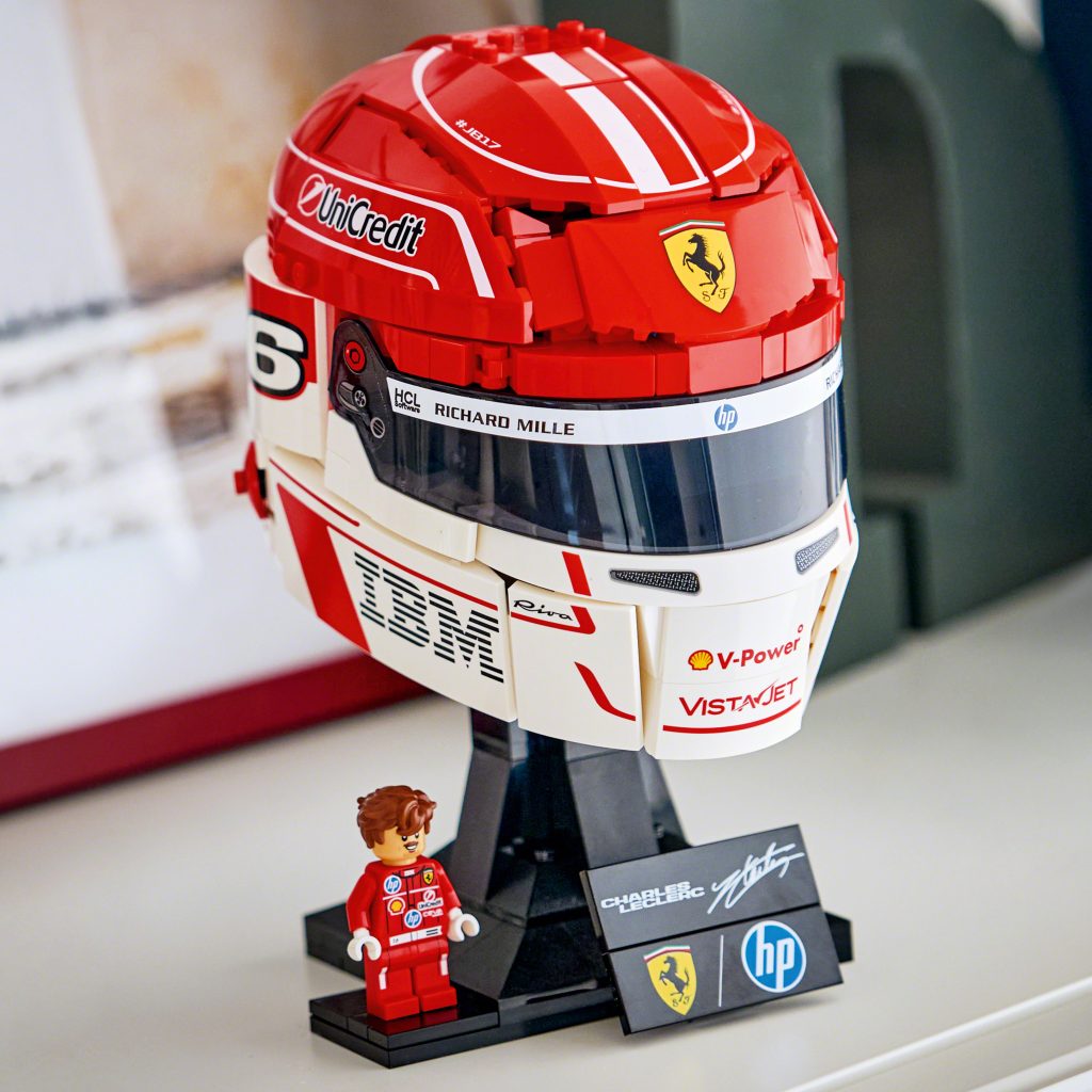 LEGO lansează primele căști de Formula 1 cu minifigurine exclusive pentru Charles Leclerc și Lewis Hamilton