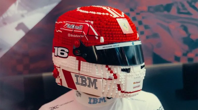 Noi detalii despre colecția LEGO Formula 1: Charles Leclerc testează casca gigant realizată din 3.500 de piese
