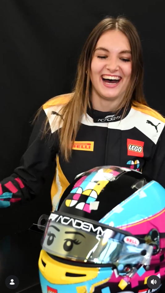 Detalii noi despre casca de curse LEGO a pilotei Esmee Kosterman și legătura cu noul set F1 ACADEMY