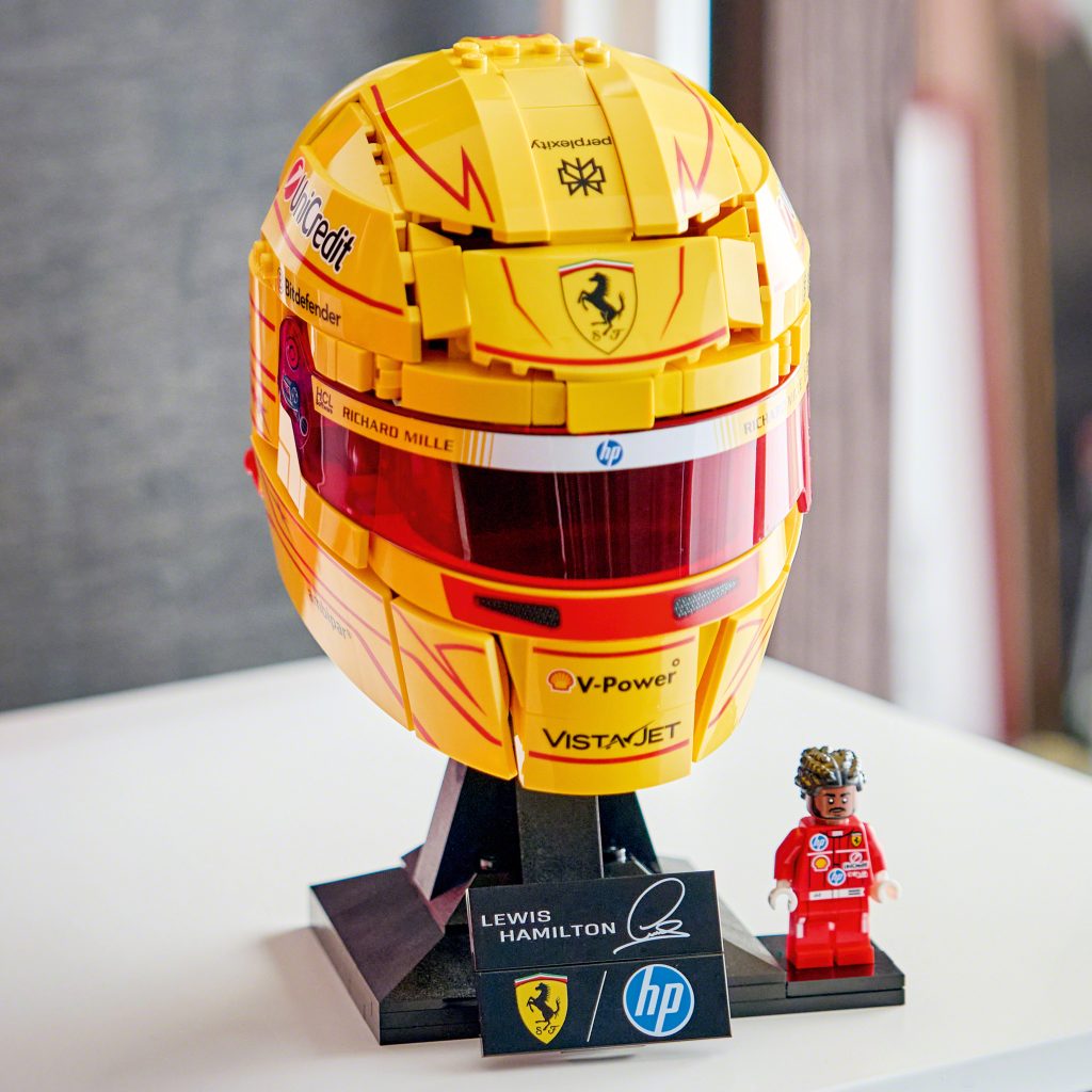 LEGO lansează primele căști de Formula 1 cu minifigurine exclusive pentru Charles Leclerc și Lewis Hamilton