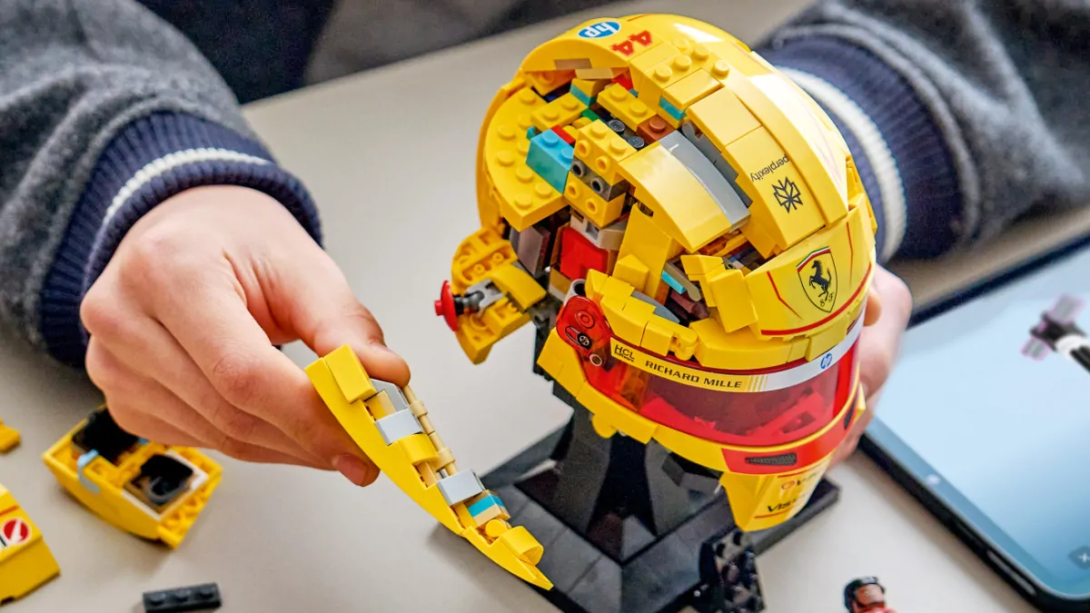 LEGO lansează primele căști de Formula 1 cu minifigurine exclusive pentru Charles Leclerc și Lewis Hamilton