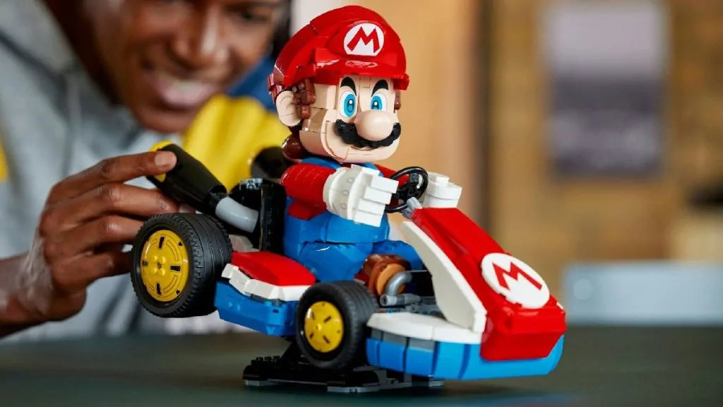 LEGO anunță detalii noi despre Luigi & Mach 8: Secretul din spatele celebrului meme „Death Stare”