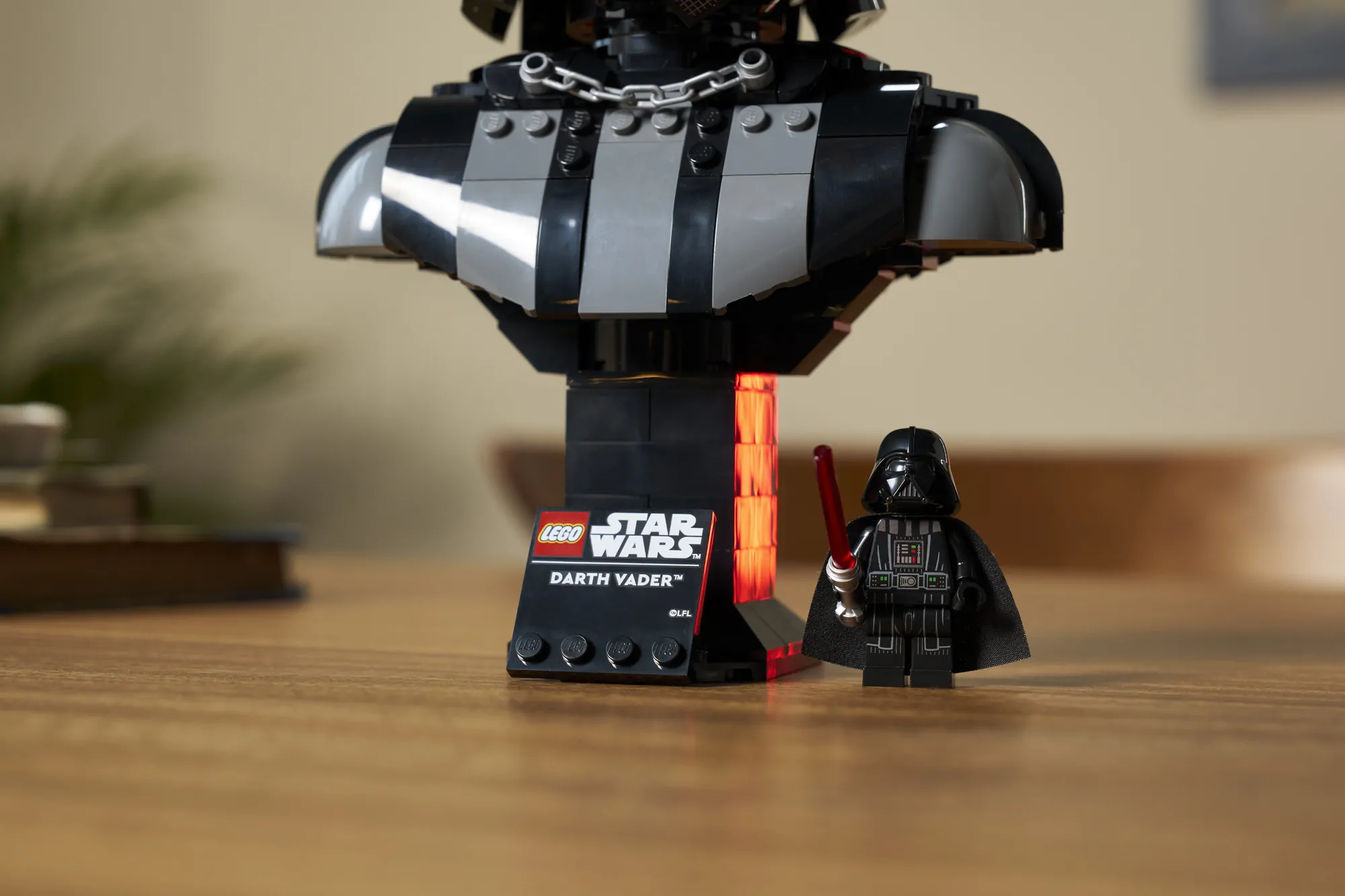Detalii noi despre designul noilor busturi LEGO Star Wars Yoda și Darth Vader: Secretul din spatele plăcuțelor de prezentare