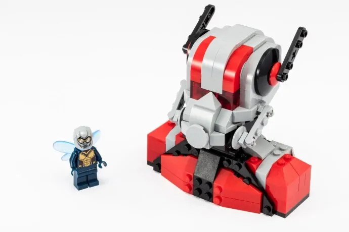 Setul LEGO 75997 Ant-Man and the Wasp, reprezentând bustul detaliat al supereroului Marvel Ant-Man.