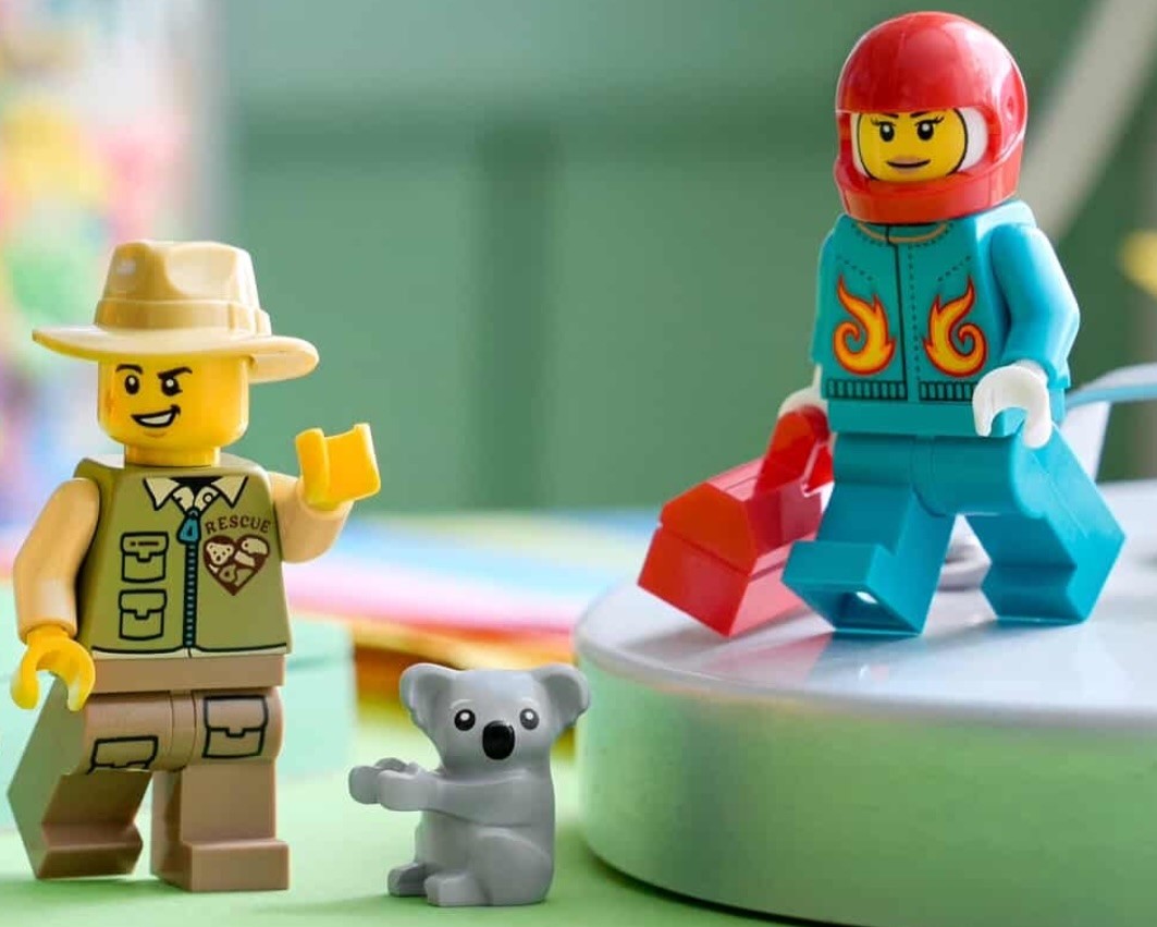 LEGO anunță piese noi pentru stațiile Build a Minifigure din aprilie 2026: Detalii despre personajele incluzive și accesorii rare