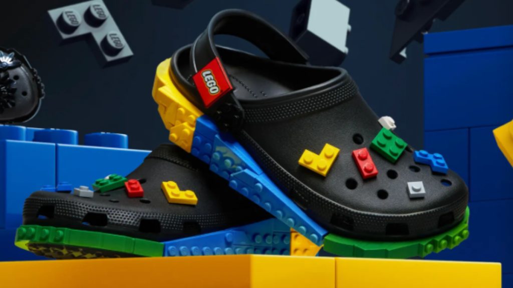 LEGO lansează o nouă colecție de încălțăminte Crocs: Primele imagini cu modelele Brick Clog și accesoriile Jibbitz