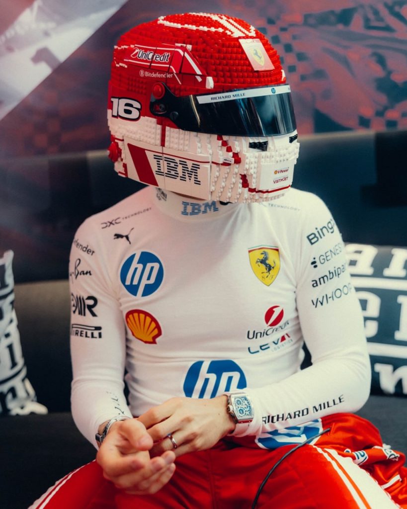 Noi detalii despre colecția LEGO Formula 1: Charles Leclerc testează casca gigant realizată din 3.500 de piese