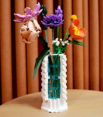 LEGO lansează prima vază oficială dedicată colecției Botanicals prin serviciul Pick a Brick
