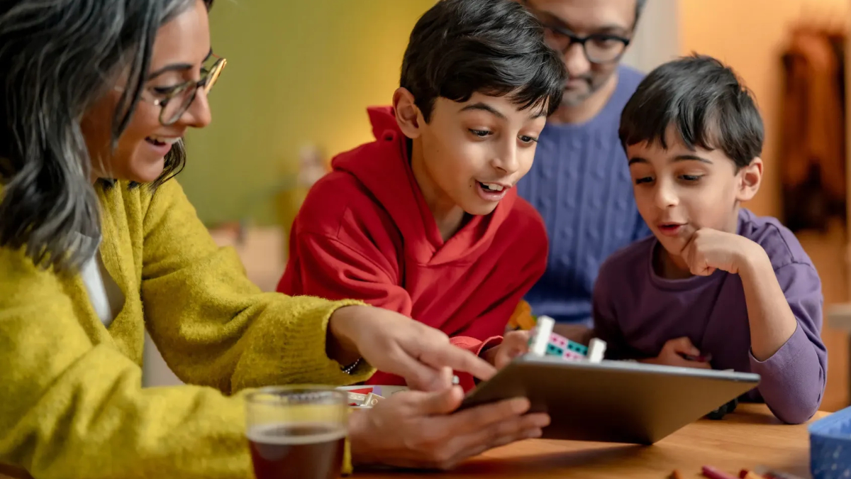 LEGO anunță un plan pe trei ani pentru siguranța și bunăstarea digitală a copiilor