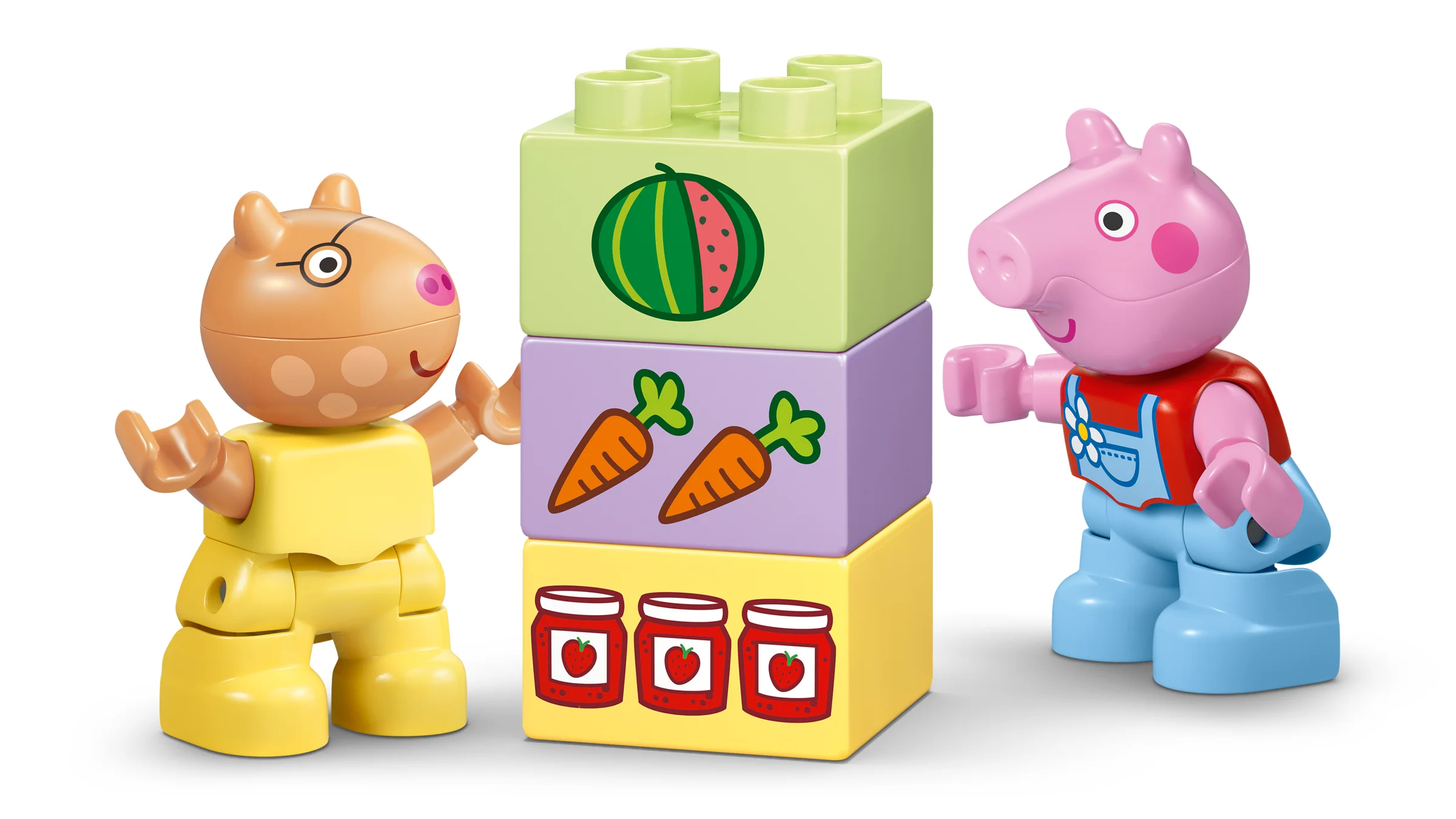 Imagine cu Două figurine Duplo Peppa Pig și un personaj urs, alături de trei cărămizi Duplo decorate.