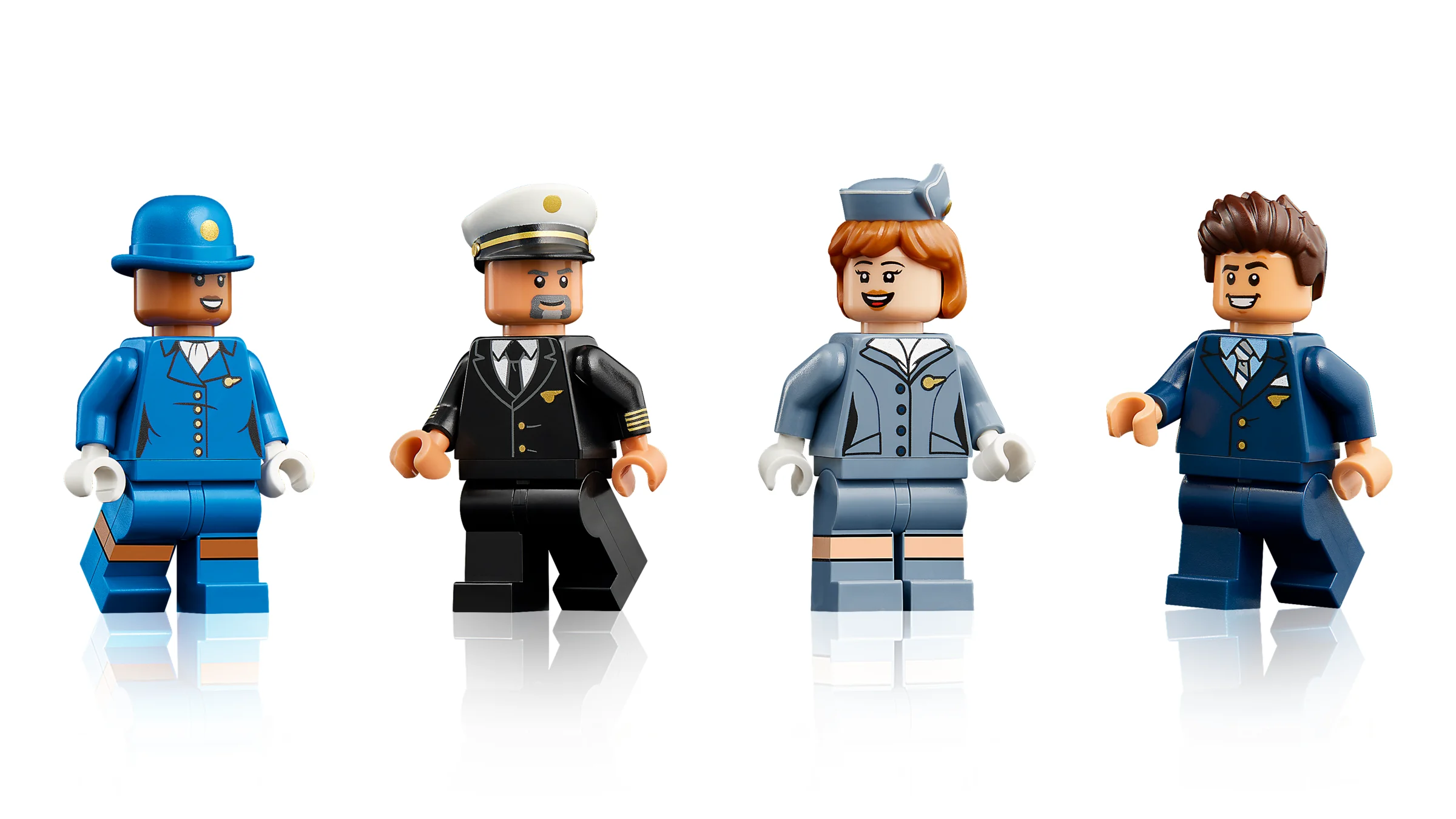 Prim-plan cu cele patru minifigurine incluse în set: doi piloți, două stewardese. Uniforme detaliate.