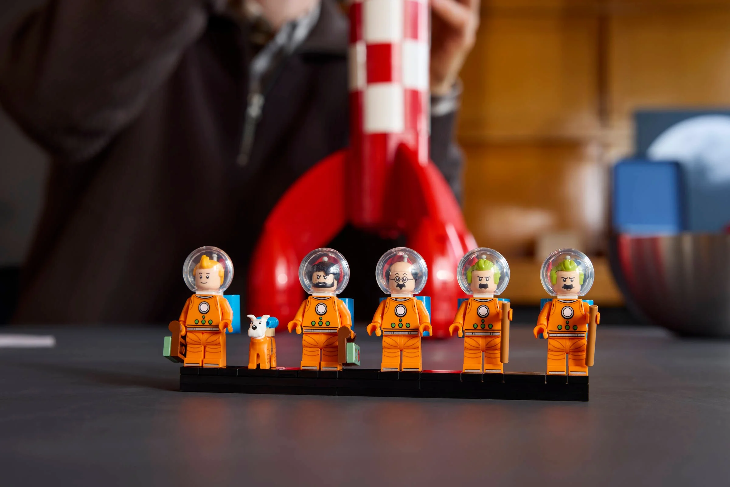 Prim-plan cu minifigurinele Tintin și racheta lunară, detaliind personajele și designul.