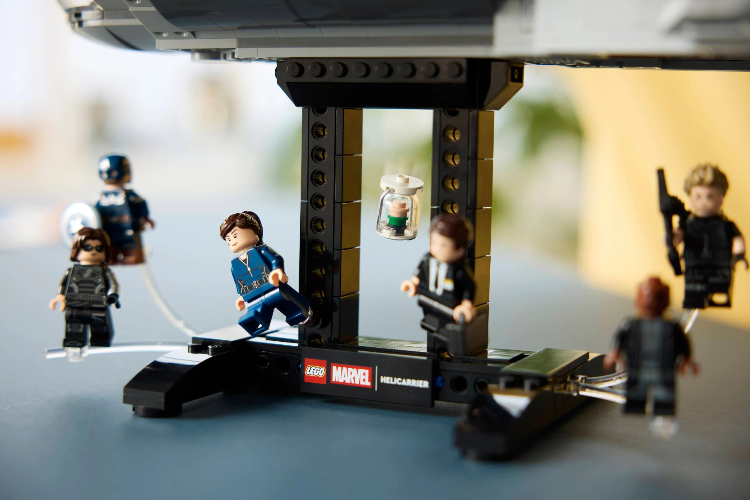 Imagine cu minifigurinele LEGO S.H.I.E.L.D. Helicarrier și câteva elemente ale construcției.