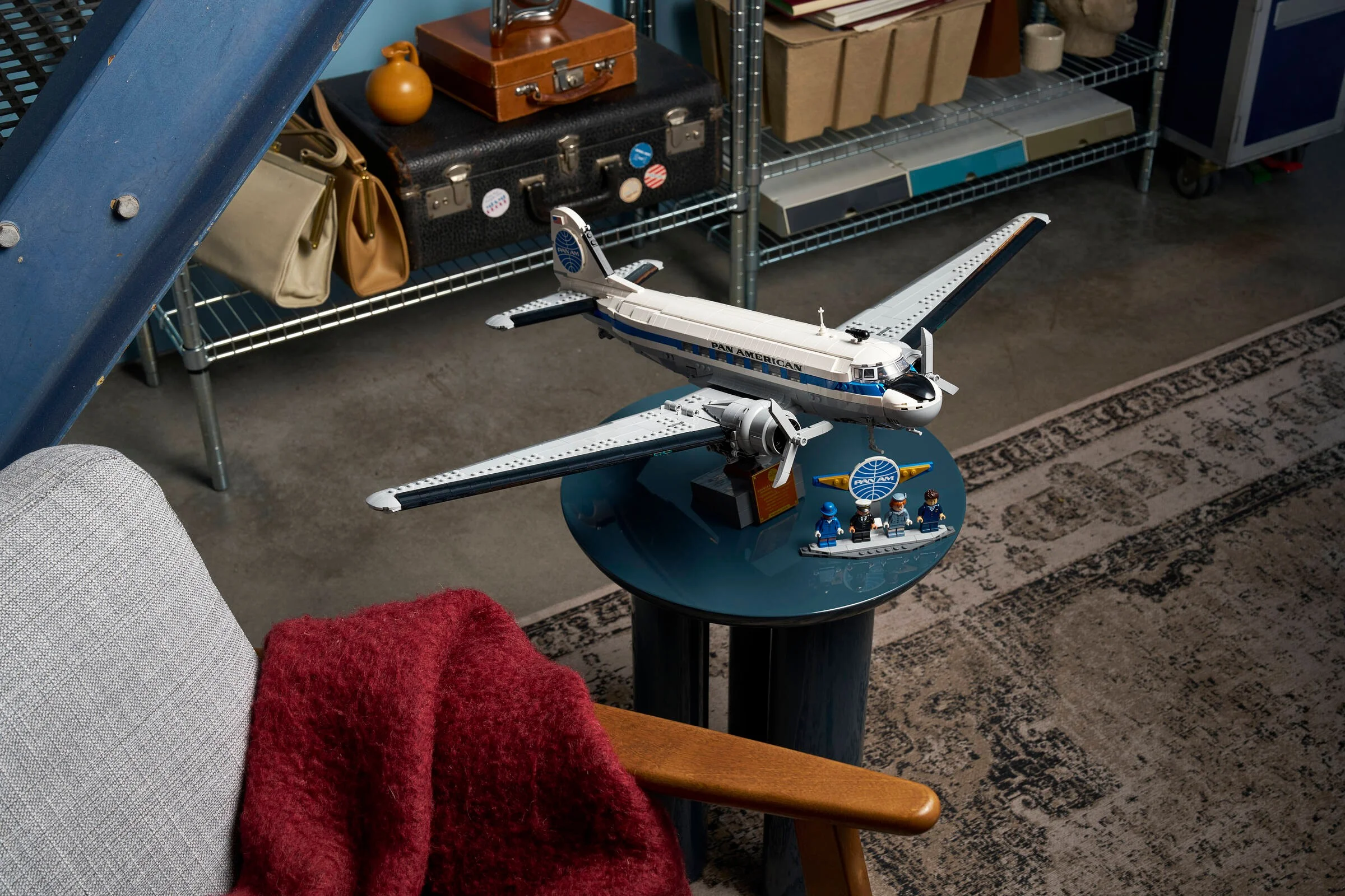 Modelul finalizat al avionului Douglas DC-3 PAN AM, aranjat într-o scenă retro.