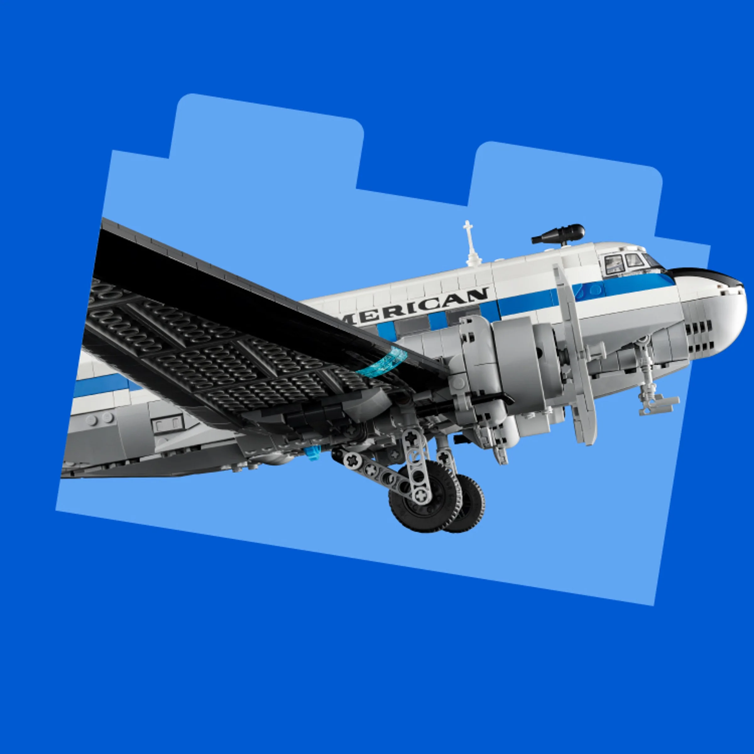Avionul DC-3 PAN AM, construit din LEGO, detaliat, pe fundal albastru.