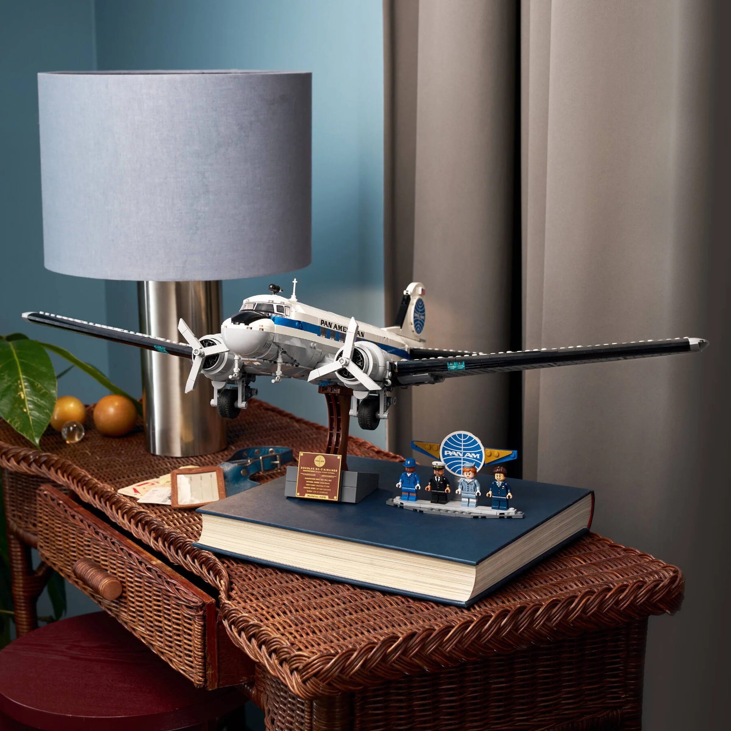 Imagine cu avionul DC-3 PAN AM, un model detaliat LEGO.