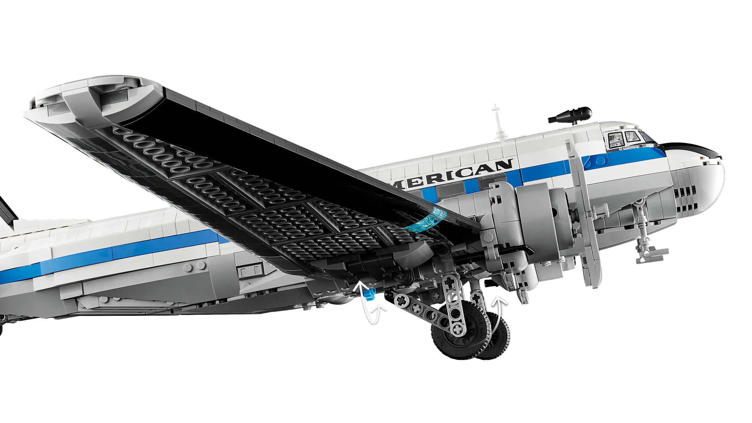 Avionul LEGO DC-3 PAN AM detaliat, cu trenul de aterizare vizibil. Un model impresionant.