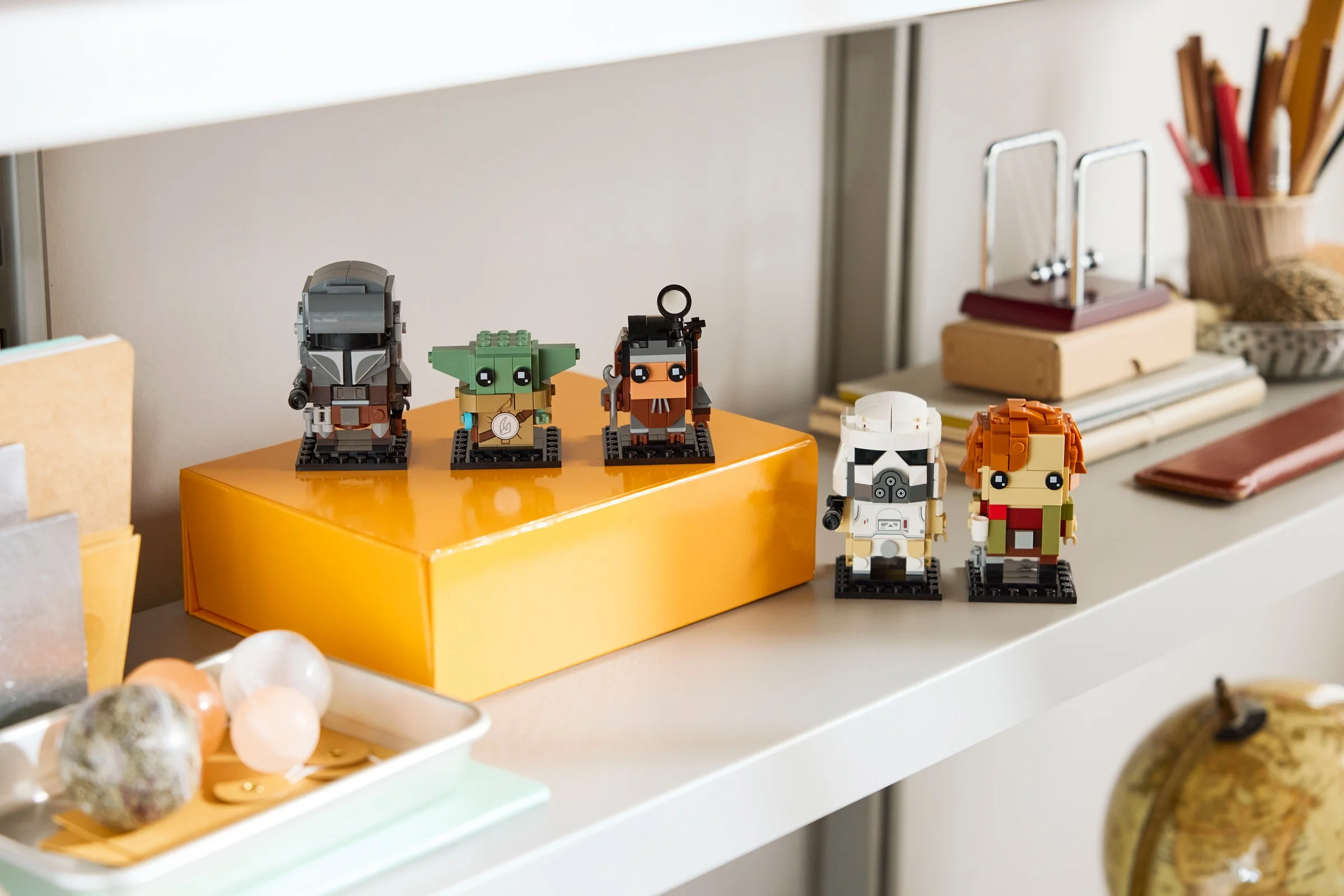 Setul LEGO BrickHeadz Mandalorian și Grogu: aliați și adversari, prezentați pe un raft.