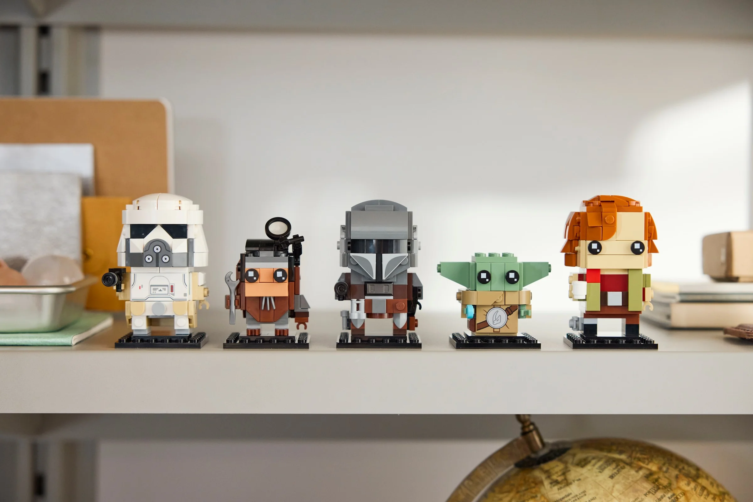 Imagine cu setul LEGO BrickHeadz Mandalorian și Grogu, aliați și inamici.