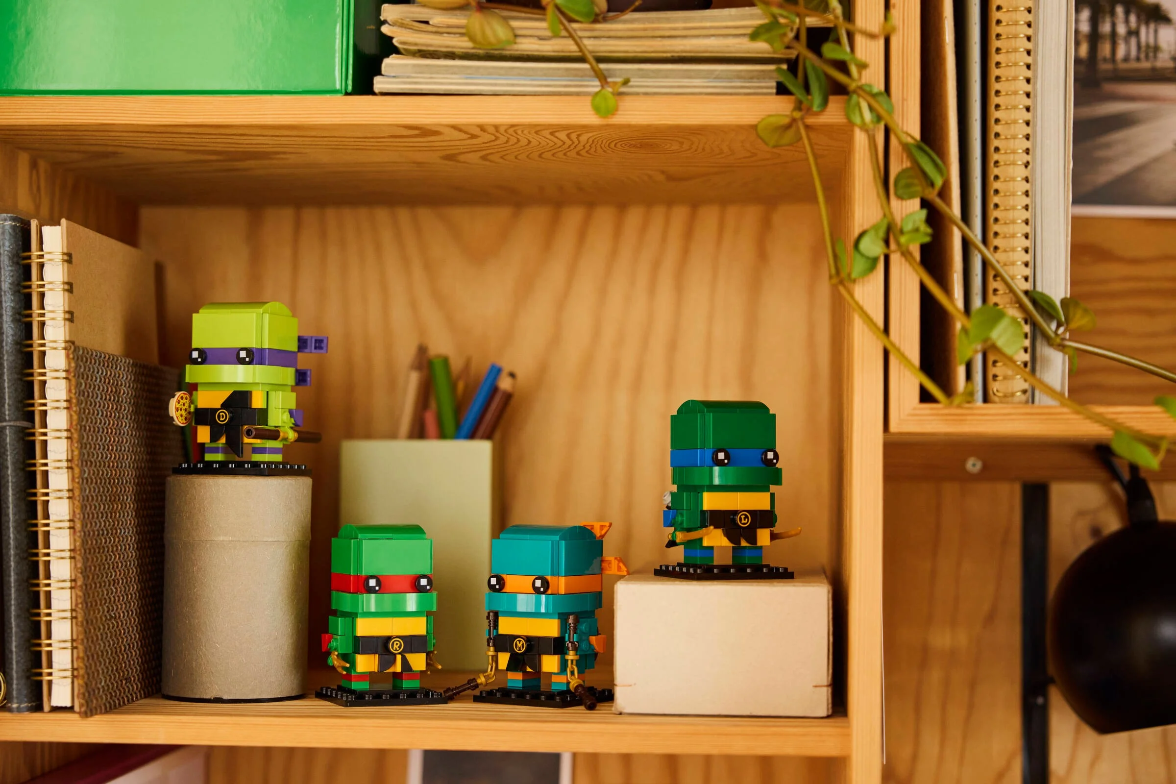 Cele patru figurine LEGO BrickHeadz cu Temutii Ninja Broaște Țestoase, pe un raft.