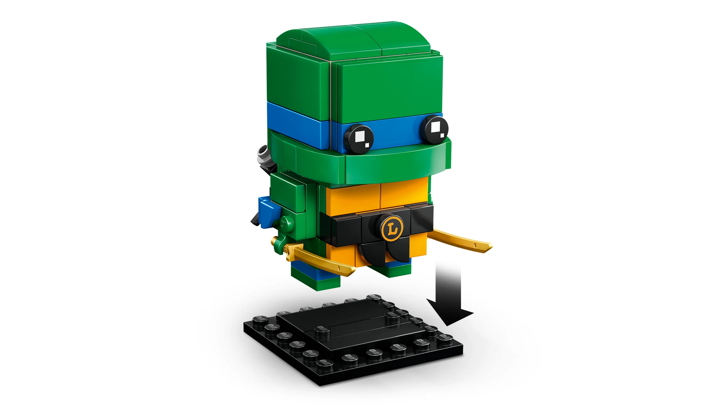 Leonardo BrickHeadz TMNT plasat pe o platformă neagră. Design atrăgător și colorat.