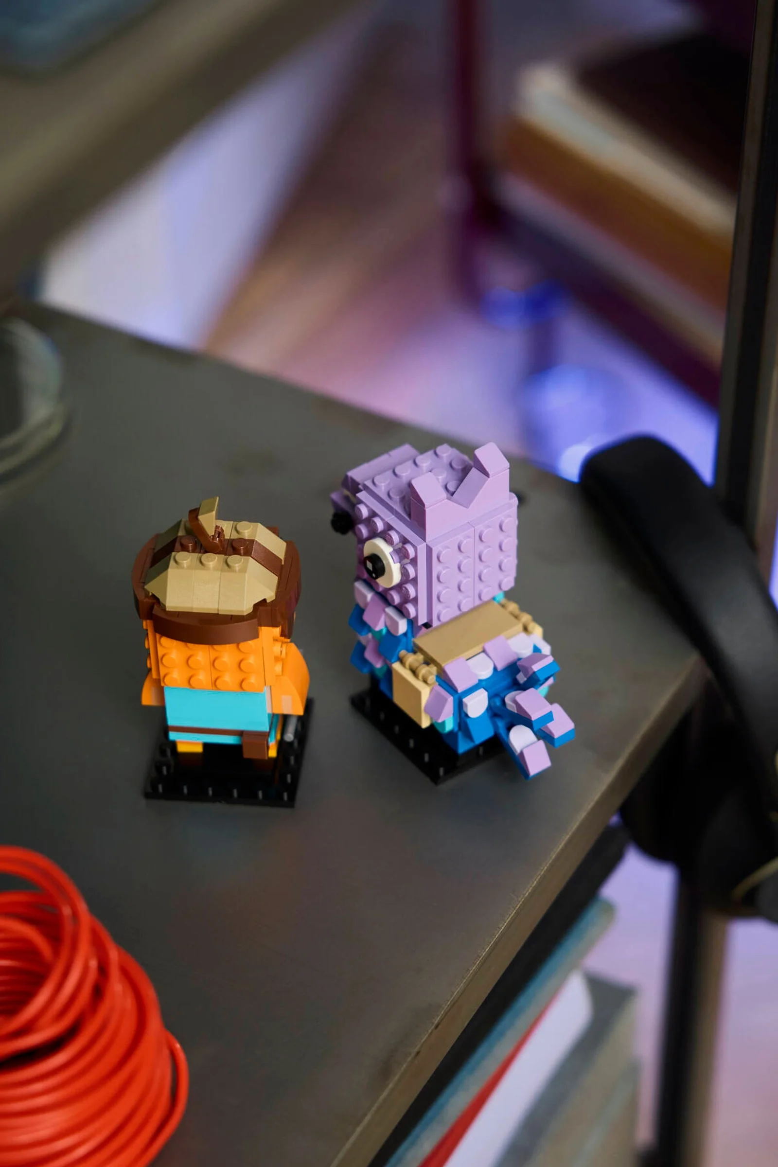 Prim-plan cu setul BrickHeadz Supply Llama și Fishstick. Figurinele sunt construite din cărămizi LEGO.