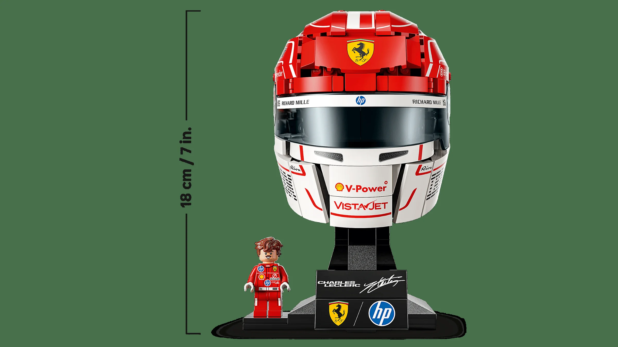 Casca Ferrari HP Charles Leclerc din cărămizi LEGO, cu minifigurina pilotului. Detaliu excelent!