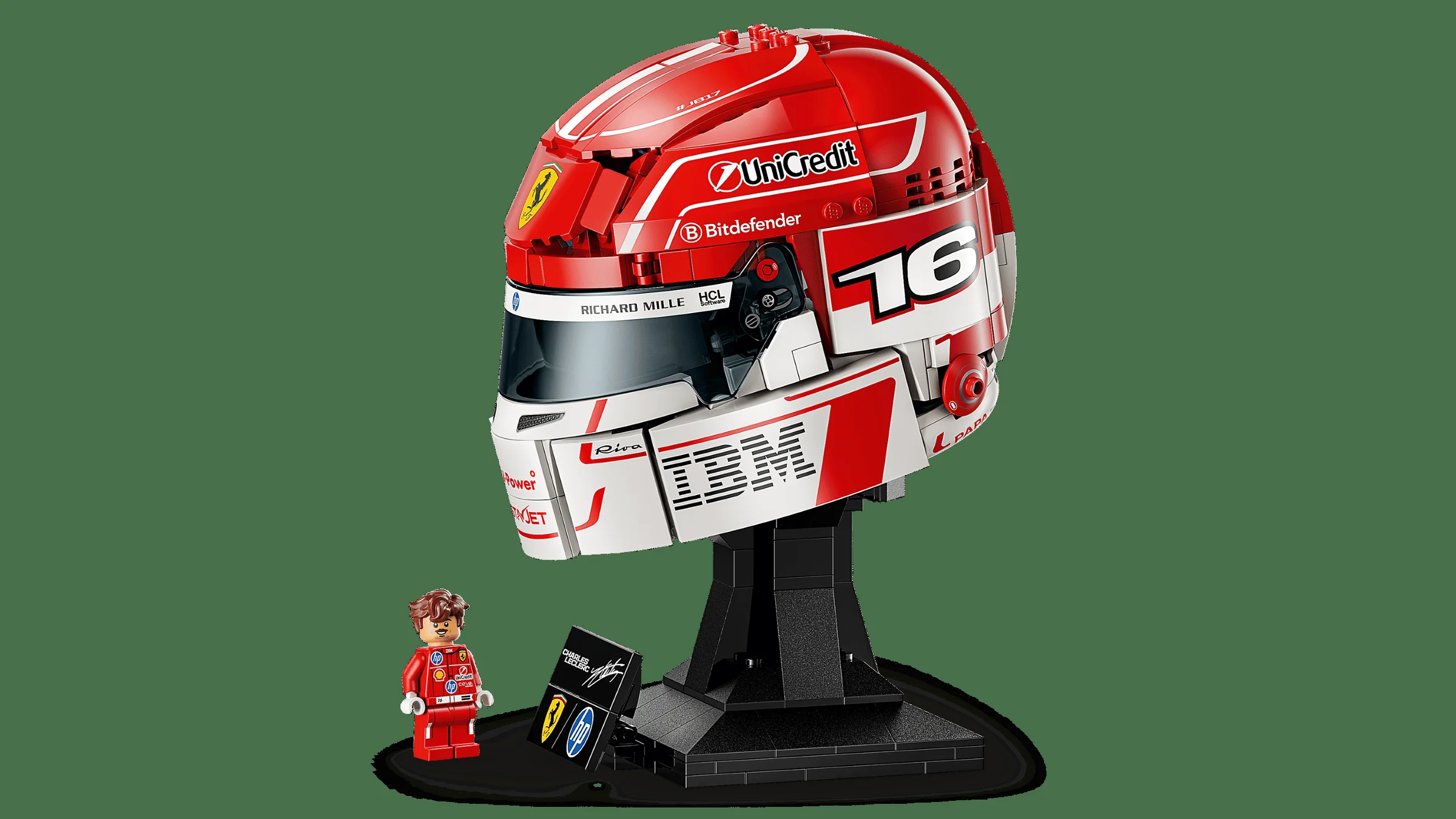 Casca Ferrari HP Charles Leclerc din cărămizi LEGO, cu minifigurină și suport.