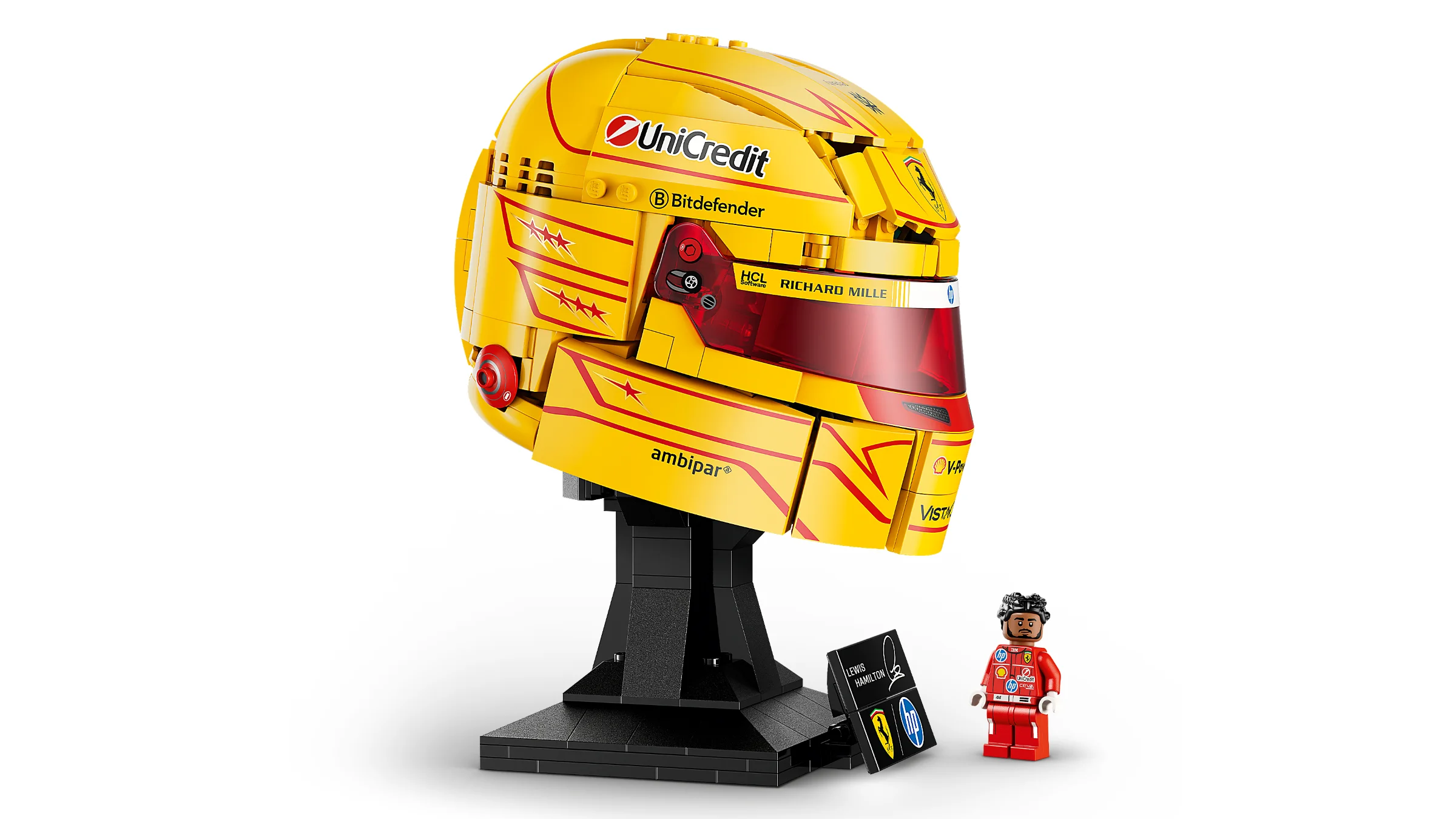 Imagine cu casca Ferrari HP Lewis Hamilton LEGO (43022), montată pe suport, cu minifigurina și plăcuța.
