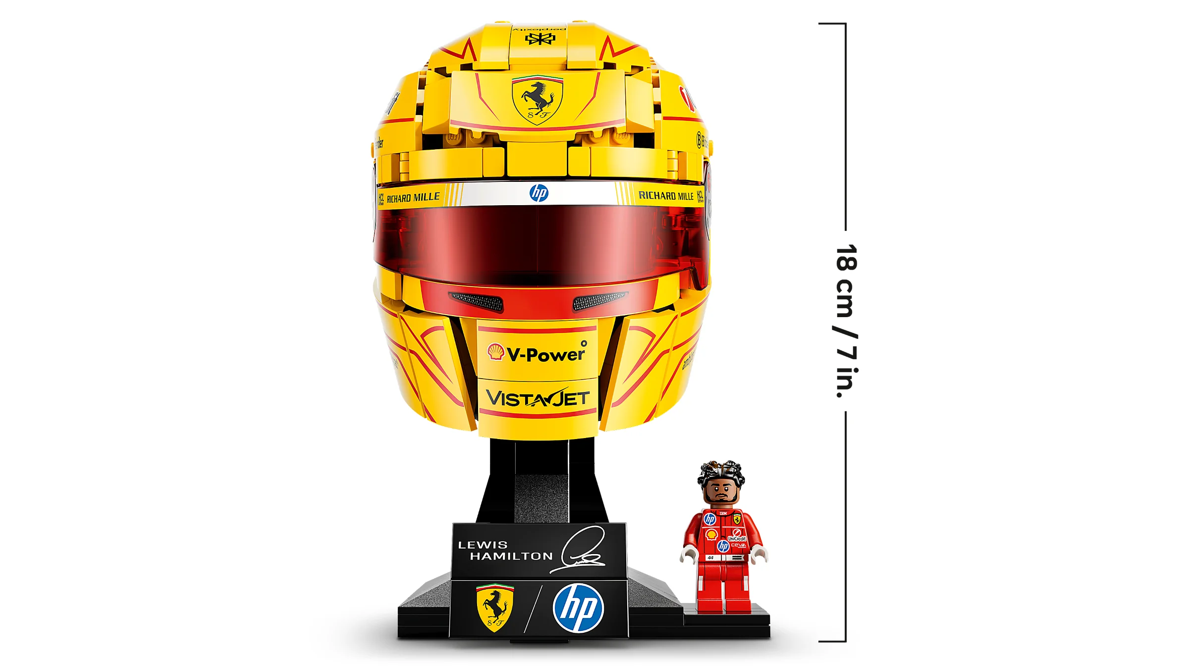 Imagine cu casca Ferrari HP a lui Lewis Hamilton din LEGO, detaliată și atrăgătoare.