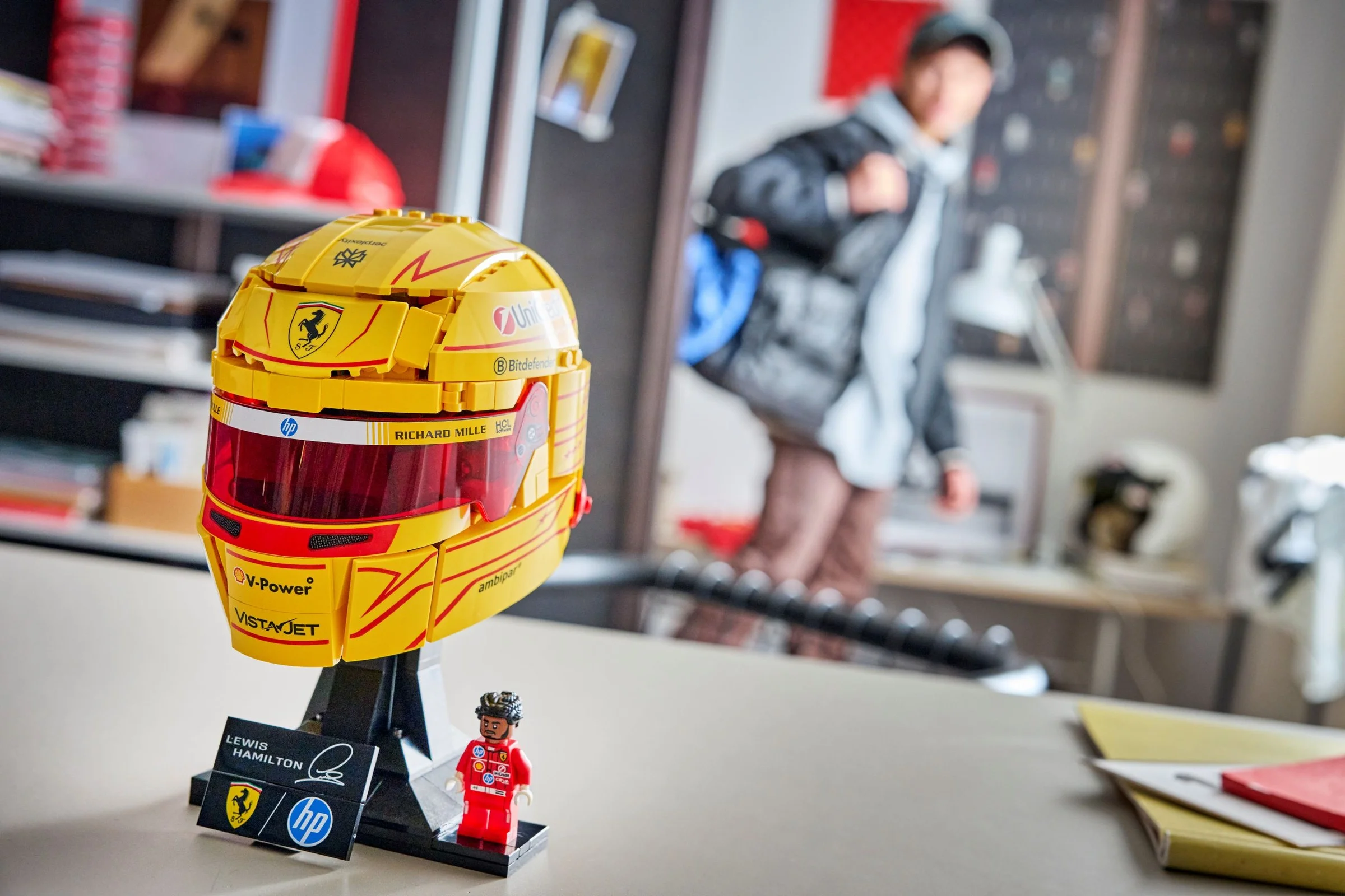 O imagine cu casca LEGO Ferrari a lui Lewis Hamilton și o minifigură a acestuia.