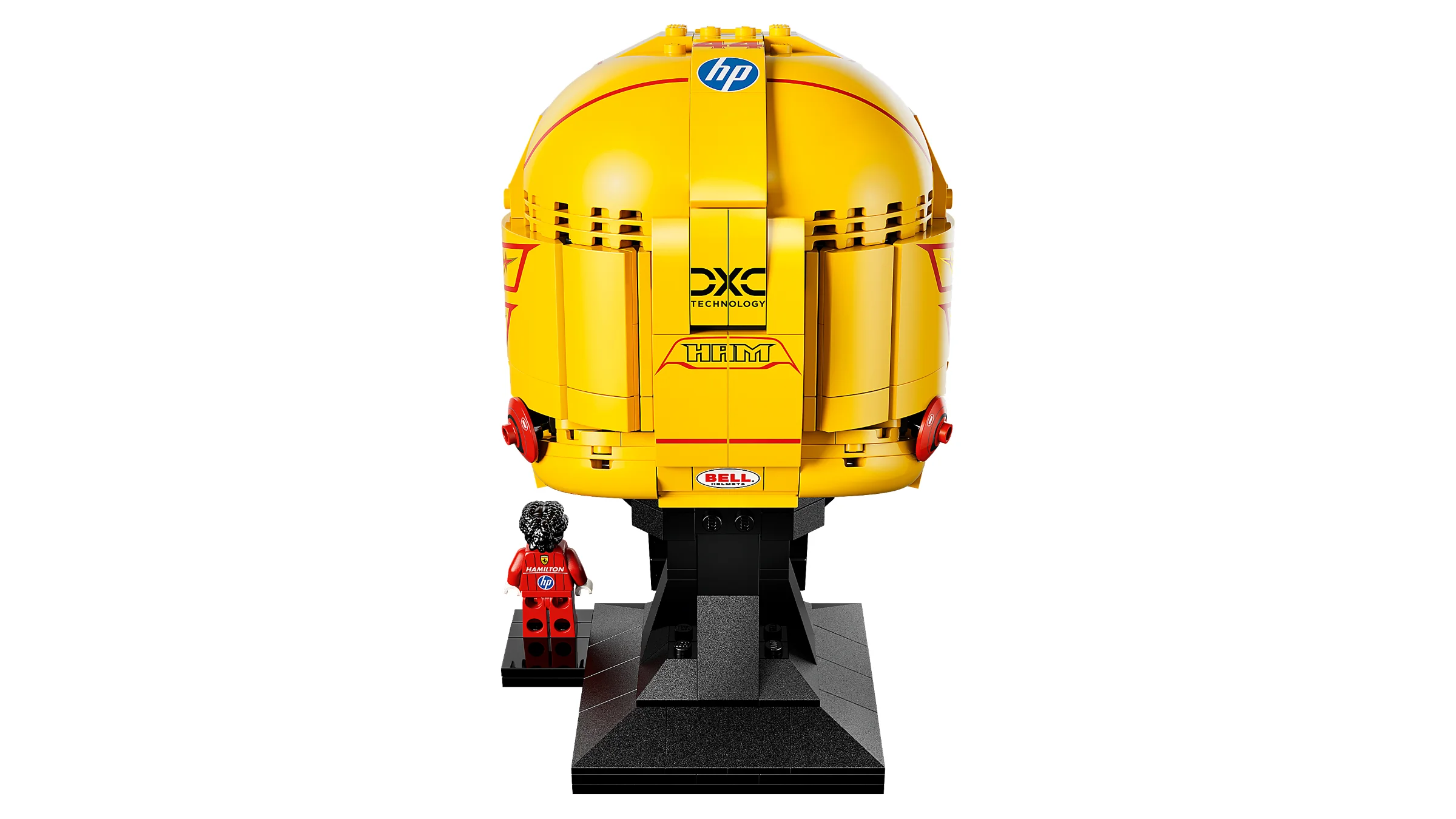 Casca galbenă Ferrari HP Lewis Hamilton LEGO, vedere din spate, cu o minifigurină.