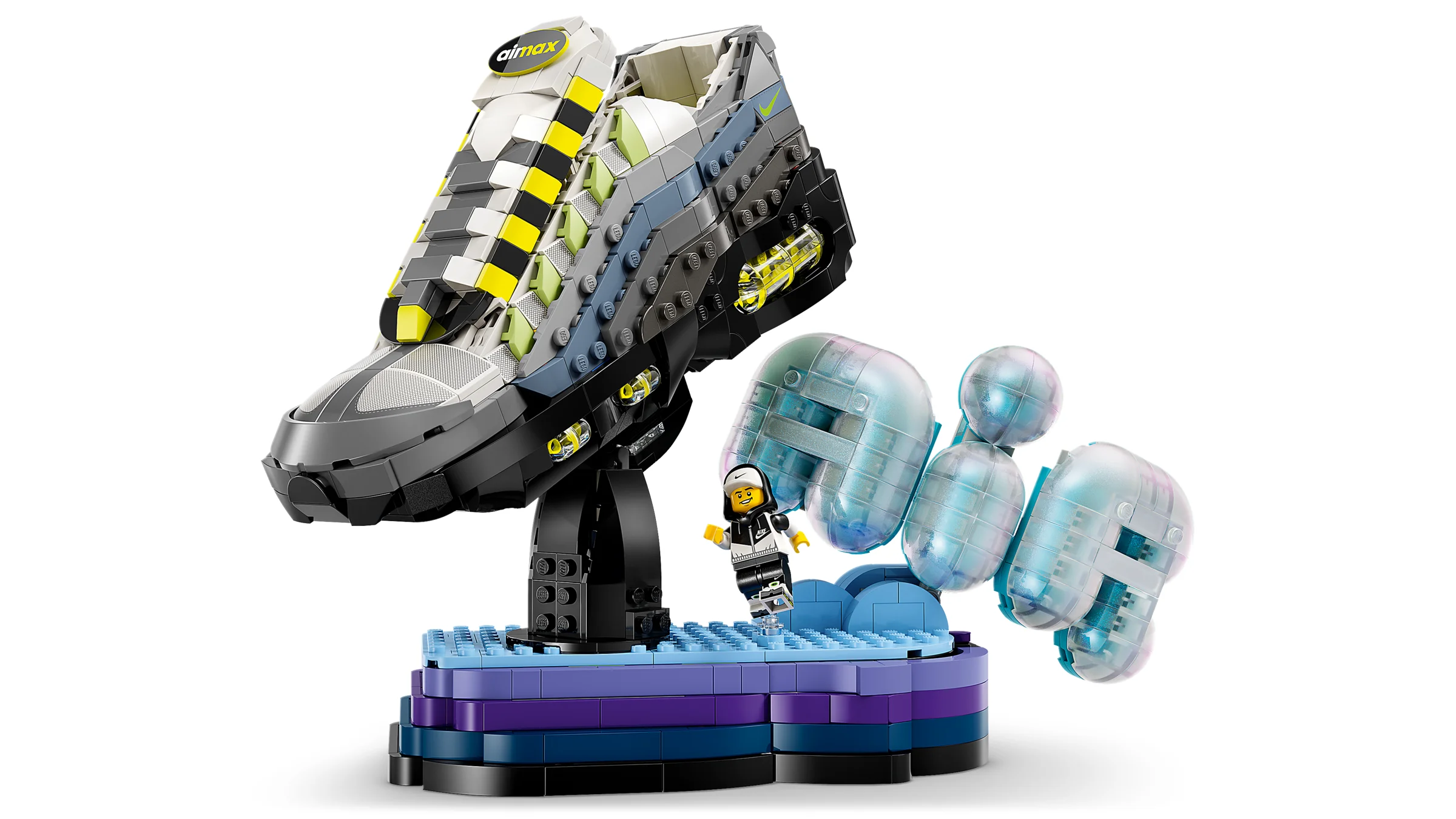 Imagine cu modelul LEGO Air Max 95, detaliat și colorat, cu minifigură și elemente decorative.
