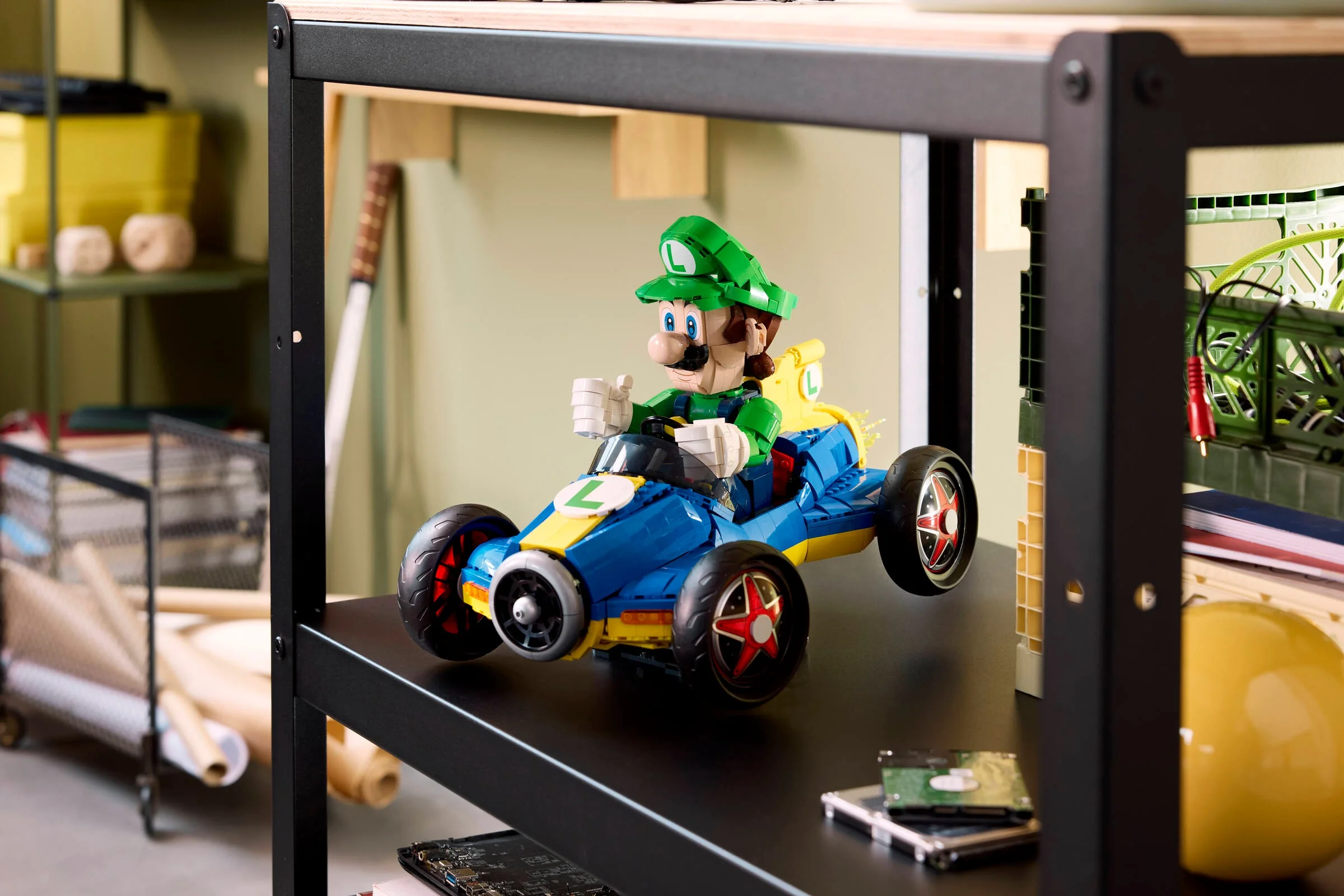 Luigi în kartul Mach 8 pe raft, gata de cursă! Detalii colorate și design atrăgător.