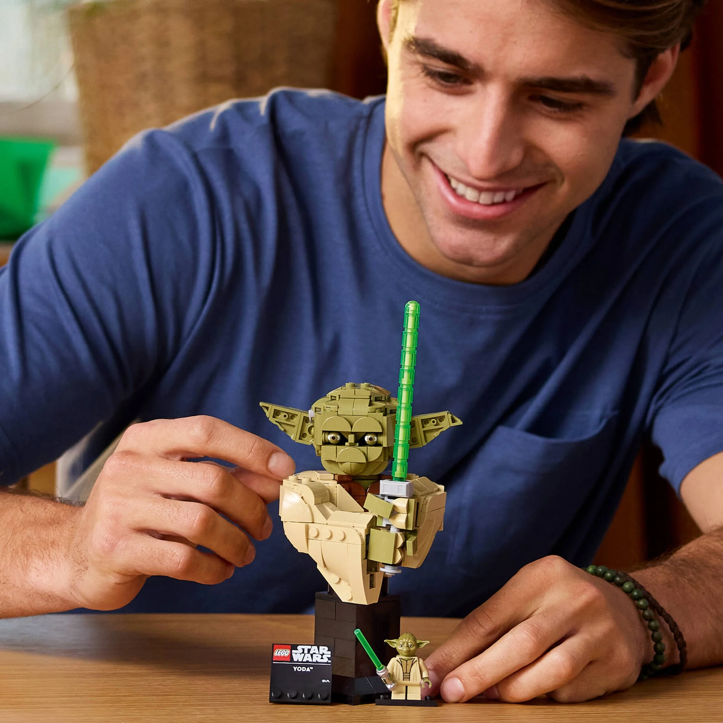 Bustul Yoda LEGO Star Wars 75438, arătând detalii și minifigurina Yoda. Imagine detaliată și atractivă.