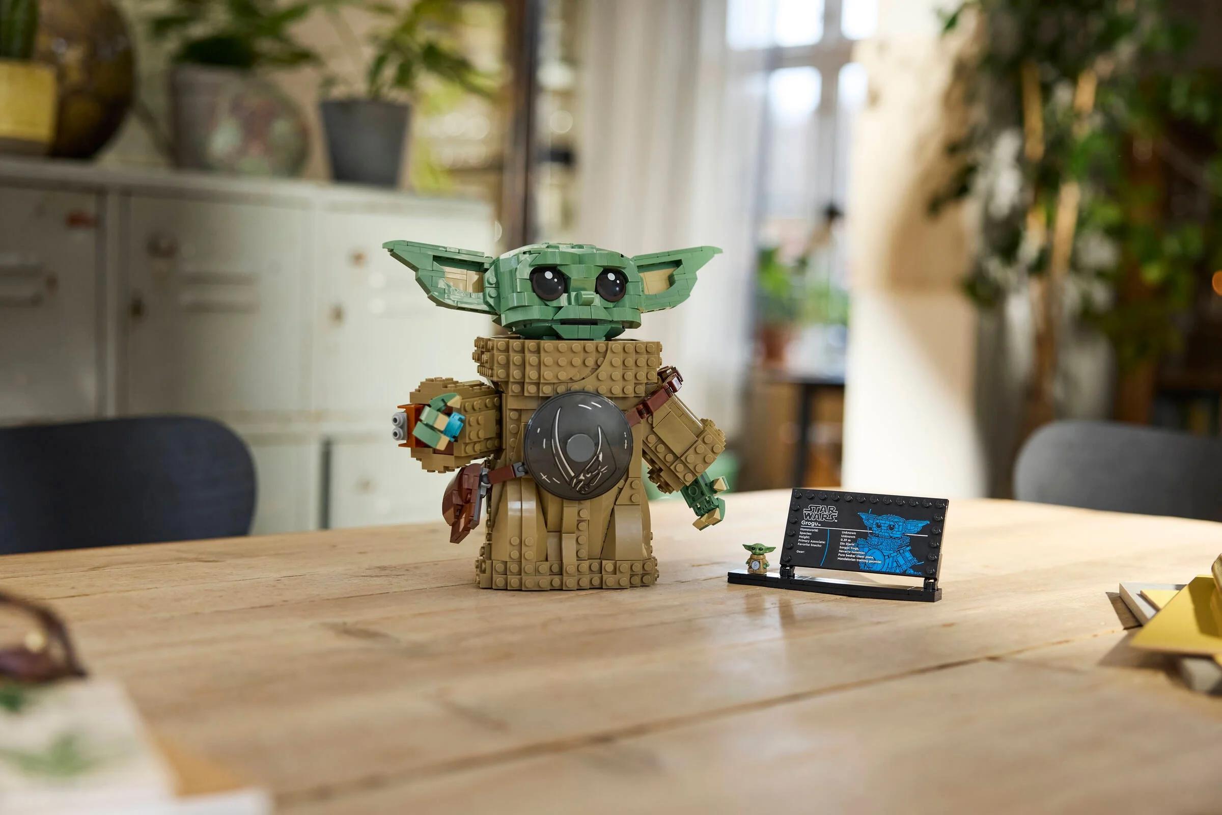 Grogu LEGO detaliat, cu minifigurina și placa informativă. O reprezentare adorabilă!