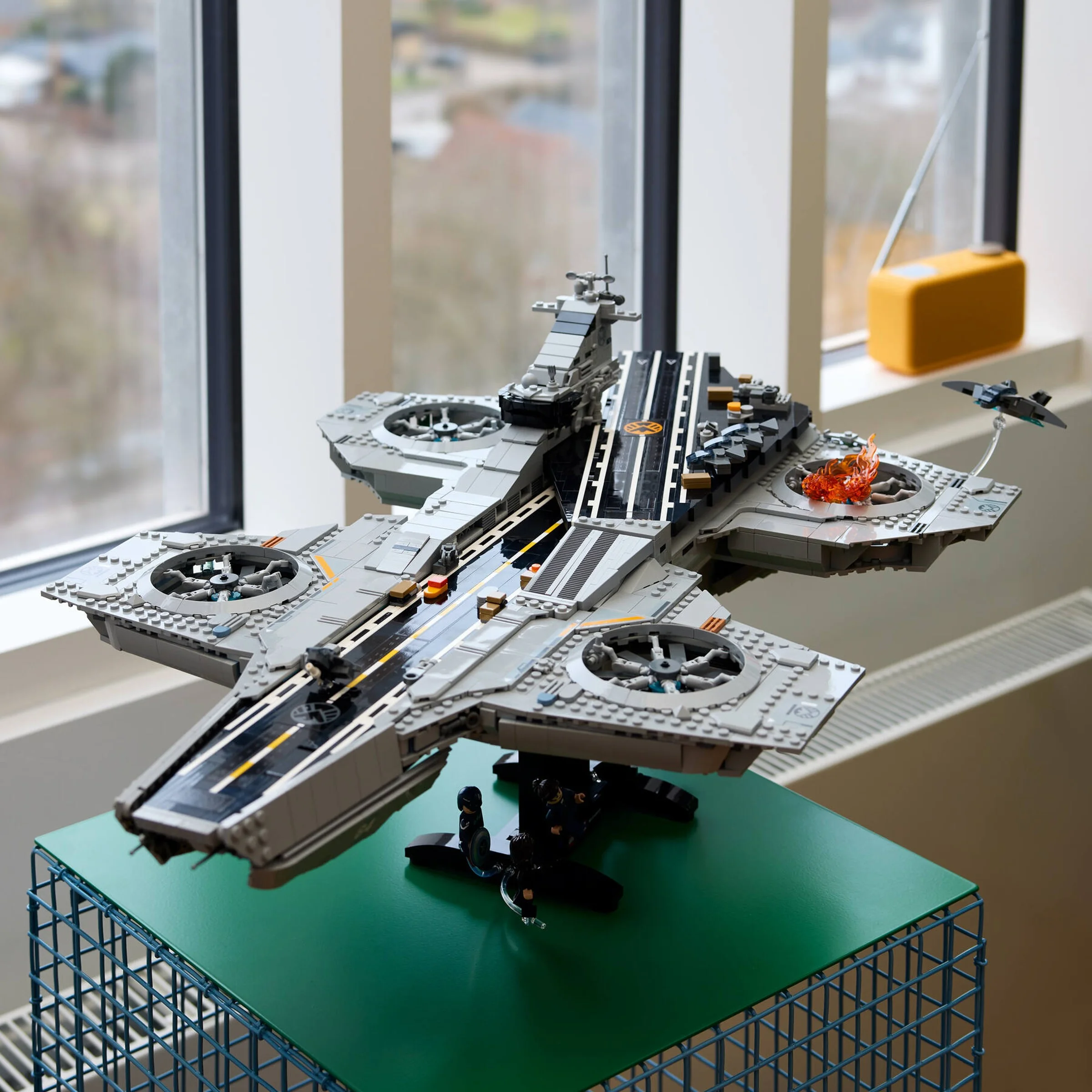 O imagine a Helicarrier-ului S.H.I.E.L.D. din setul LEGO 76042, montat pe un suport.